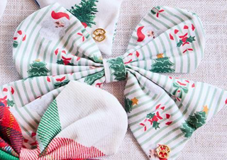 Assorted holiday and neutral magnetic bows for cake stand

Festive fabric magnetic bows in Christmas and solid colors

Magnetic accessory bows for interchangeable cake stand décor

Set of magnetic bows in plaid, velvet, and holiday prints

Holiday-themed magnetic bows for wood cake stand display