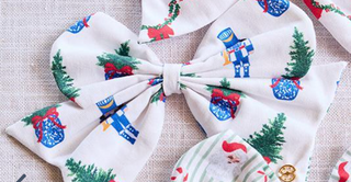 Assorted holiday and neutral magnetic bows for cake stand

Festive fabric magnetic bows in Christmas and solid colors

Magnetic accessory bows for interchangeable cake stand décor

Set of magnetic bows in plaid, velvet, and holiday prints

Holiday-themed magnetic bows for wood cake stand display