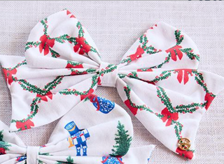 Assorted holiday and neutral magnetic bows for cake stand

Festive fabric magnetic bows in Christmas and solid colors

Magnetic accessory bows for interchangeable cake stand décor

Set of magnetic bows in plaid, velvet, and holiday prints

Holiday-themed magnetic bows for wood cake stand display