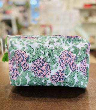 Peony Paradise quilted floral tote bag with striped handles

Quilted peony floral tote bag in green and pink

Peony Paradise quilted makeup bag with floral print

Floral quilted cosmetic pouch with peony pattern

Lightweight quilted tote bag with peony floral design