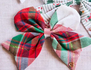 Assorted holiday and neutral magnetic bows for cake stand

Festive fabric magnetic bows in Christmas and solid colors

Magnetic accessory bows for interchangeable cake stand décor

Set of magnetic bows in plaid, velvet, and holiday prints

Holiday-themed magnetic bows for wood cake stand display