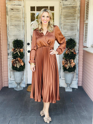 Woman wearing satin pleated bronze midi dress

Long sleeve surplice satin dress with pleated skirt

Shiny copper brown woven satin midi dress with collar