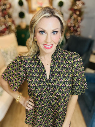 Geometric print ruffle neck short sleeve blouse with tie detail

Callie Top featuring mock neck and patterned short sleeves

Lightweight geometric print top with self-tie neckline