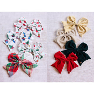 Assorted holiday and neutral magnetic bows for cake stand

Festive fabric magnetic bows in Christmas and solid colors

Magnetic accessory bows for interchangeable cake stand décor

Set of magnetic bows in plaid, velvet, and holiday prints

Holiday-themed magnetic bows for wood cake stand display
