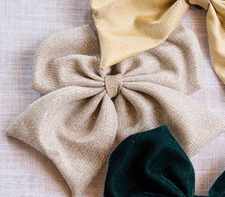 Assorted holiday and neutral magnetic bows for cake stand

Festive fabric magnetic bows in Christmas and solid colors

Magnetic accessory bows for interchangeable cake stand décor

Set of magnetic bows in plaid, velvet, and holiday prints

Holiday-themed magnetic bows for wood cake stand display