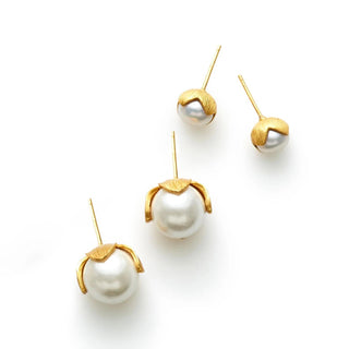 Penelope Stud Earrings with pearls by Julie Vos

24K gold plated Penelope pearl stud earrings

Julie Vos Penelope gold and pearl studs

Classic pearl stud earrings with gold setting

Elegant gold and pearl stud earrings by Julie Vos