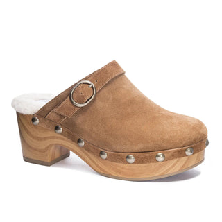 Carlie Clogs in tan suede with faux shearling lining

Women’s suede clogs with stud details and wood-look heel

Tan suede Carlie Clogs with round toe and buckle strap

Cozy faux shearling-lined clogs with block heel