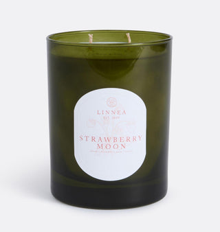 Linnea Strawberry Moon candle with soy wax and double cotton wicks