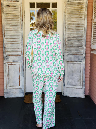 Annie Rosy Wreaths Christmas Pajama Set with pink and green wreath print

Holiday pajama set featuring green wreaths and pink bows

Long sleeve Christmas pajama set with elastic drawstring pants

Festive wreath print pajama set for women

Cozy holiday pajama set with pockets and crew neckline