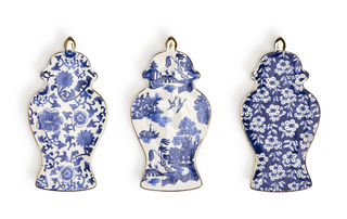 Blue and white ginger jar trinket tray with gold detailing

Chinoiserie ginger jar shaped ceramic trinket dish

Ginger jar trinket dish in blue and white with gold trim

Decorative ginger jar ring dish with floral chinoiserie pattern