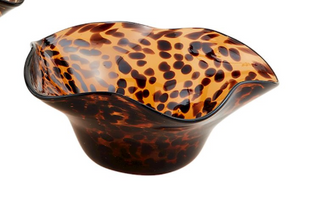 Tortoise glass ruffle bowls in small and large sizes

Decorative tortoise shell glass bowls with wavy ruffled edges

Brown and amber tortoise glass centerpiece bowls

Elegant ruffle-edge glass bowls in tortoise pattern for home décor

