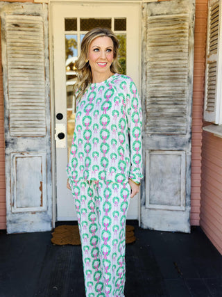 Annie Rosy Wreaths Christmas Pajama Set with pink and green wreath print

Holiday pajama set featuring green wreaths and pink bows

Long sleeve Christmas pajama set with elastic drawstring pants

Festive wreath print pajama set for women

Cozy holiday pajama set with pockets and crew neckline