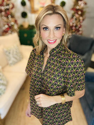 Geometric print ruffle neck short sleeve blouse with tie detail

Callie Top featuring mock neck and patterned short sleeves

Lightweight geometric print top with self-tie neckline