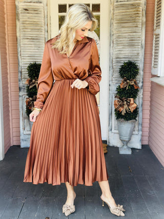 Woman wearing satin pleated bronze midi dress

Long sleeve surplice satin dress with pleated skirt

Shiny copper brown woven satin midi dress with collar