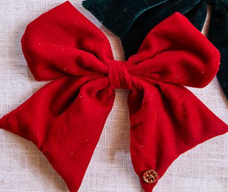 Assorted holiday and neutral magnetic bows for cake stand

Festive fabric magnetic bows in Christmas and solid colors

Magnetic accessory bows for interchangeable cake stand décor

Set of magnetic bows in plaid, velvet, and holiday prints

Holiday-themed magnetic bows for wood cake stand display