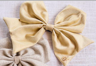 Assorted holiday and neutral magnetic bows for cake stand

Festive fabric magnetic bows in Christmas and solid colors

Magnetic accessory bows for interchangeable cake stand décor

Set of magnetic bows in plaid, velvet, and holiday prints

Holiday-themed magnetic bows for wood cake stand display