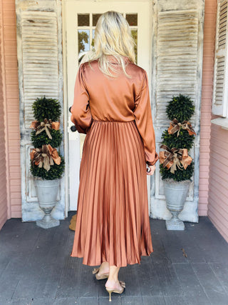 Woman wearing satin pleated bronze midi dress

Long sleeve surplice satin dress with pleated skirt

Shiny copper brown woven satin midi dress with collar