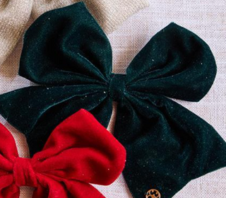 Assorted holiday and neutral magnetic bows for cake stand

Festive fabric magnetic bows in Christmas and solid colors

Magnetic accessory bows for interchangeable cake stand décor

Set of magnetic bows in plaid, velvet, and holiday prints

Holiday-themed magnetic bows for wood cake stand display